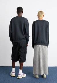 New Balance ESSENTIALS LOGO CREW UNISEX - Športni pulover - black