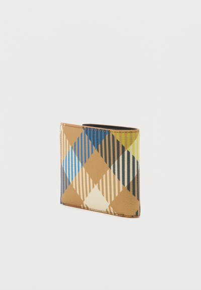 Καφέ δερμάτινο πορτοφόλι με μπλε, κρεμ, μαύρο και κίτρινο διαγώνιο καρό σχέδιο, στέκεται σε λευκό φόντο.