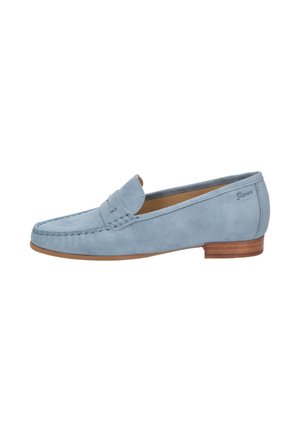 Mocassin en daim bleu clair avec bride à boucle, petit talon en bois et logo « Sioux » sur le côté.