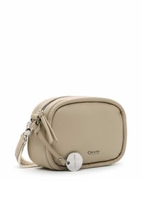 Borsa a tracolla in pelle beige con forma rettangolare, chiusura a zip, dettagli con frange e un'accenno di logo in argento. Superficie texturizzata.