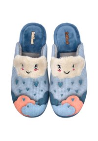 Zapatillas de felpa azules con patrones de nubes y corazones, con un borde de pelo blanco suave y una cara sonriente en cada zapatilla. Tejido suave y texturizado.