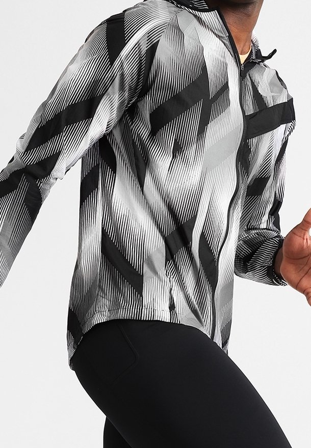 Let jakkens lette og mønstrede design i sort og hvid med skrå striber; har lynlås fortil og hætte. Teksturstof med en strømlinet pasform.