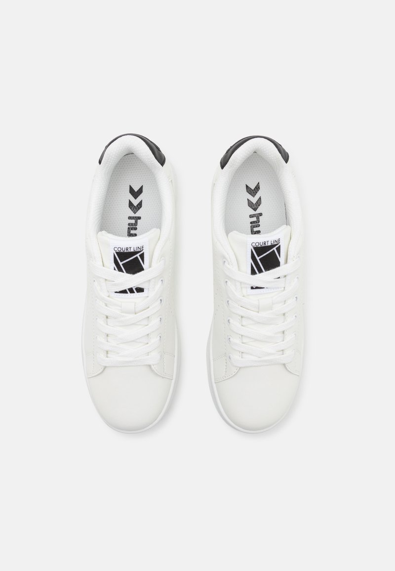 Zapatillas blancas con material suave, diseño de cordones, acento negro en el talón y forro interior texturizado con un logotipo geométrico.