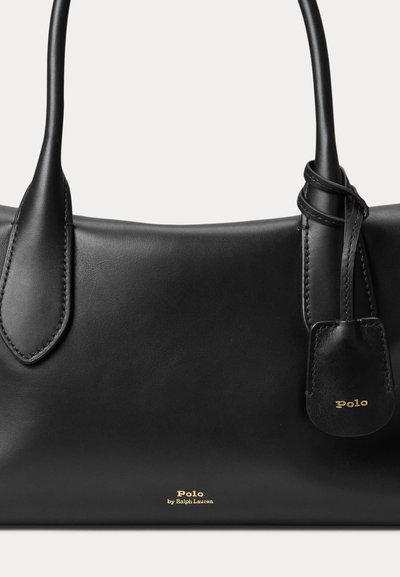 Sort læderhåndtaske med to håndtag og et Polo af Ralph Lauren guldlgo på fronten samt en matchende lædermærkat hængende i det ene håndtag.