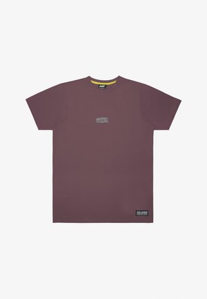 Kortærmet t-shirt i dyb mauve bomuld, med et lille grafisk logo i lyseblå på brystet og en kontrastfarvet gul halsudskæring.