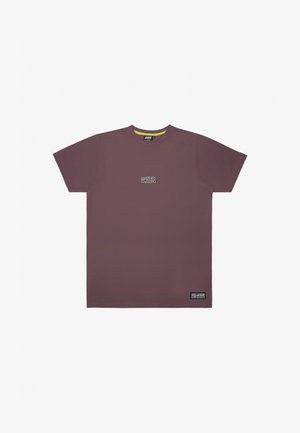 T-shirt a maniche corte in cotone color malva profondo, con un piccolo logo grafico in azzurro chiaro sul petto e un colletto giallo a contrasto.