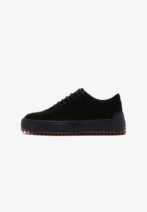 Sneakers neri realizzati in suede e gomma, dotati di una suola in gomma marrone rialzata e seghettata, punta arrotondata e sei occhielli filettati per i lacci.
