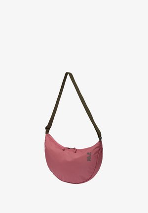 Rosa, sichelförmige Umhängetasche mit einem dunkel verstellbaren Riemen und einem Reißverschluss oben, gebrandet mit dem "Jack Wolfskin"-Logo.