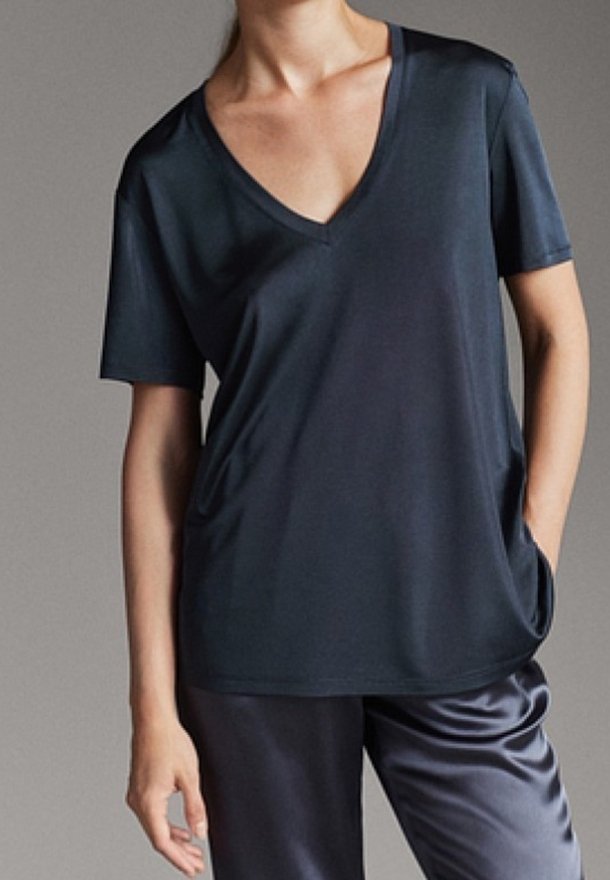 Dark navy V-neck T-shirt made of smooth, lightweight fabric. Short sleeves and relaxed fit, with subtle sheen and side pocket detail.