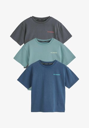 Drei T-Shirts mit Rundhalsausschnitt in Dunkelgrau, Hell-Türkis und Marineblau, jeweils mit "ALLSAINTS" auf der linken Brust in passenden Farben bedruckt.