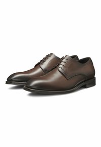 Scarpe eleganti in pelle marrone, design elegante, punta leggermente affilata, lacci cerati, texture liscia, suola robusta, dettagli di cucitura minimi.