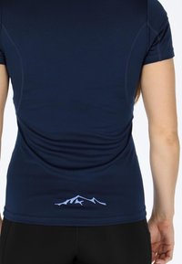 Swedemount TRAINING LOGO  - T-shirt till träning - navy melange lt blue melange