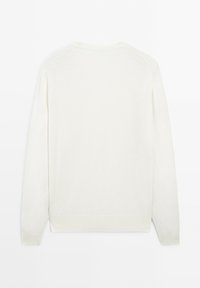 Cremfarbener Strickpullover mit rundem Hals, langen Ärmeln und geripptem Saum. Weiche Textur und nahtloses Design ohne sichtbare Verzierungen.