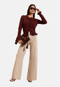 Neizvēlēts, burgundy red