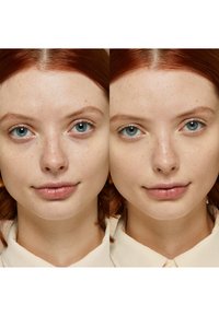 Zwei nebeneinander liegende Bilder eines Gesichts. Links: natürliche Hautfarbe, leichte Sommersprossen. Rechts: verbesserte Haut, gleichmäßigere Tonalität, glänzende Lippen.