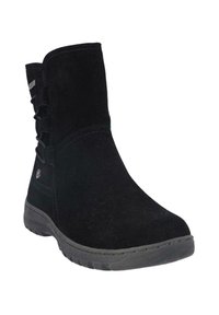 Botín de ante negro con puntera redondeada, suela de goma y cordones decorativos en el lateral. Presenta una textura suave y una marca discreta.