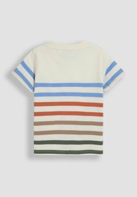 Kurzärmliges T-Shirt in Creme mit mehrfarbigen horizontalen Streifen in Blau, Rot, Braun und Grün. Standard Design mit Rundhalsausschnitt.