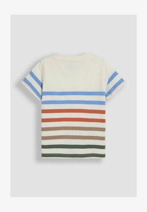 Korte mouw t-shirt in crème met meerkleurige horizontale strepen, featuring blauwe, rode, bruine en groene banden. Standaard ronde halsontwerp.