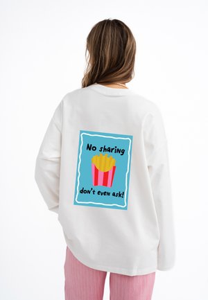 Witte oversized sweatshirt met een graphic op de achterkant met een kleurrijke illustratie van frietjes en de tekst: "Niet delen, vraag het zelfs niet!"