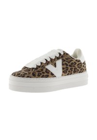 Sneaker basse con stampa leopardata marrone, suola bianca spessa, lacci bianchi e logo "V" bianco sul lato.