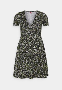 Kwiatowa sukienka na czarnym tle, krótki rękaw, głęboki dekolt w literę V oraz rozproszone białe i zielone kwiaty; rozkloszowany krój spódnicy.