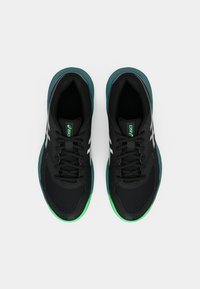 Zapatos deportivos negros con parte superior de malla, logotipo blanco de ASICS y detalles en color turquesa-verde en la suela. Diseño con cordones para un ajuste seguro.