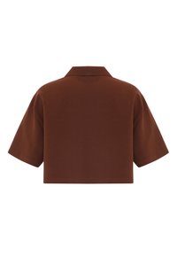 Ruskea, lyhyillä hihoilla varustettu cropped-paita, jossa on kauluspääntie. Sileä pinta, yksinkertainen muotoilu, ilman kuvioita tai lisäyksiköitä.