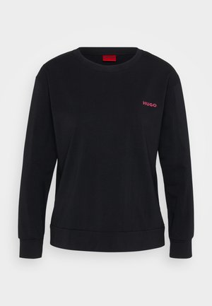 Svart långärmad sweatshirt gjord av mjuk bomull, med rund halsringning och en liten rosa "HUGO"-logotyp på vänster bröst.