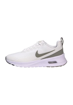 Biało-szary but sportowy Nike Air Max z wiązaniem na sznurówki, amortyzowaną podeszwą i widoczną poduszką powietrzną w pięcie, widziany z boku.