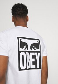 Obey Clothing EYES ICON - Potiskana majica - white