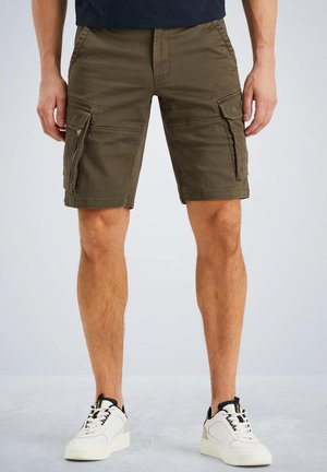 Khaki cargo shorts, jotka on valmistettu puuvillasekoitteesta, useilla sivutaskuilla, vetoketjulla edessä ja rento malli. Yhdistetty valkoisiin lenkkareihin.