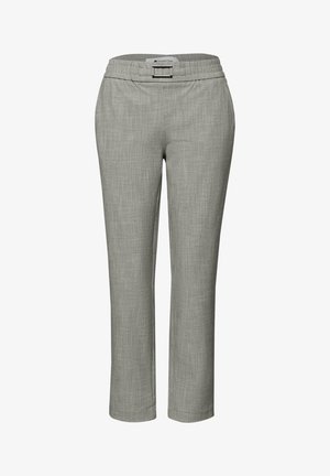 Pantalon gris clair coupe ajustée avec un motif texturé subtil, taille élastique et petit détail de boucle métallique à l'avant.