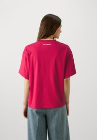 KARL LAGERFELD LOGO TAPE - Apdrukāts T-krekls - persian red