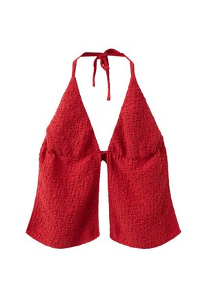 Top dos nu texturé rouge avec un profond décolleté en V et une fermeture par lien au cou, composé de larges panneaux en tissu amples.