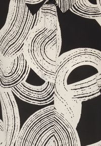 Mustavalkoinen paita, jossa on rohkeita kaarevia viivoja ja abstrakteja kuvioita. Kangas on sileä ja siinä on kauluspusero.