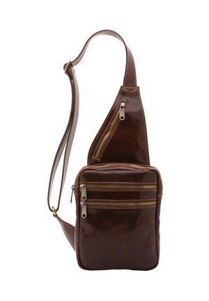 Borsa a tracolla in pelle marrone con una texture liscia, dotata di molteplici tasche con zip, una larga tracolla regolabile e dettagli di cucitura a contrasto.