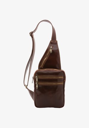 Borsa a tracolla in pelle marrone con una texture liscia, dotata di molteplici tasche con zip, una larga tracolla regolabile e dettagli di cucitura a contrasto.