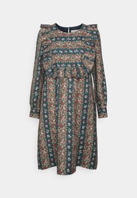 Šaty s květinovým vzorem a dlouhými rukávy, volánkovým výstřihem a vrstvenými volány na korzetu. Převážně tmavě zelené s červenými a růžovými akcenty.