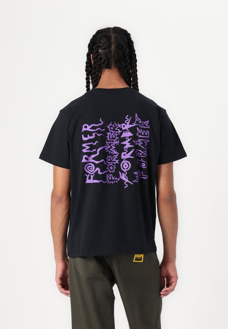 Zwarte katoenen t-shirt met een groot paars grafisch tekstontwerp op de rug. Korte mouwen, ronde hals en een relaxte pasvorm.