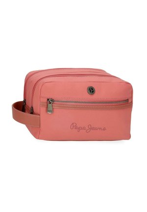 Neceser rectangular color rosa coral con compartimentos de doble cremallera, bolsillo delantero con cremallera, asa lateral y relieve del logo de Pepe Jeans.