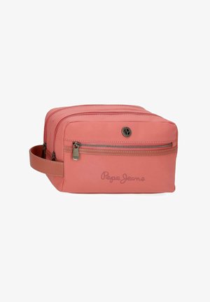 Neceser rectangular color rosa coral con compartimentos de doble cremallera, bolsillo delantero con cremallera, asa lateral y relieve del logo de Pepe Jeans.