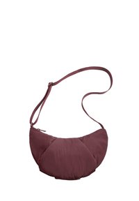 Burgundska crossbody torba za rame sa zaobljenim oblikom, izrađena od mekog, teksturiranog materijala, sa zatvaranjem na zip i tankim podesivim remenom.