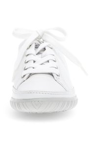 Witte sneaker met ronde neus, gestructureerde rubberen zool, gevoerde tong en vetersluiting. Beschikt over zes veteroogjes en een contrasterende binnenvoering.