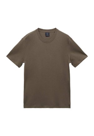 Effen bruine korte mouw crew neck T-shirt plat neergelegd met zichtbare stiksels en een klein stoffen label in de kraag.