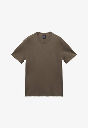 En enkel brun t-shirt med kort ärm och rund halsringning, liggande platt med synlig sömnad och en liten tygetikett inuti kragen.