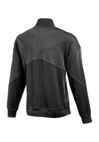Zwarte polyester jas met een hoge kraag, met hoekige naaddetails en geribde manchetten. Gladde textuur en een relaxte pasvorm.