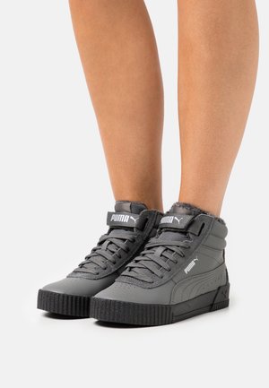 Baskets montantes grises avec une finition texturée, dotées d'un col en fourrure, d'un laçage avant et du logo Puma sur la languette et le côté.