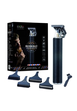 Tondeuse professionnelle avec poignée noire texturée, cinq accessoires peigne noirs, brosse de nettoyage et emballage noir avec un homme barbu.