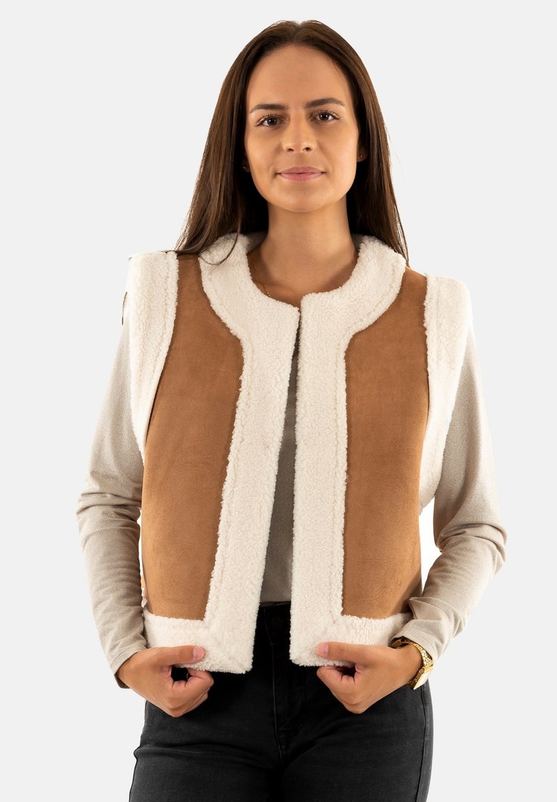 Gilet senza maniche marrone e beige in pelliccia sintetica e suede, con colletto rotondo e apertura frontale, caratterizzato da una finitura testurizzata.