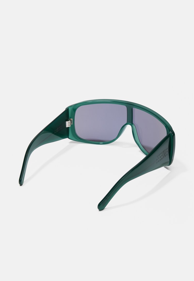Grüne Kunststoff-Sonnenbrille mit quadratischer Form, getönten grauen Gläsern, dickem Rahmen und stromlinienförmigen Bügeln mit dezenten Markenhinweisen.